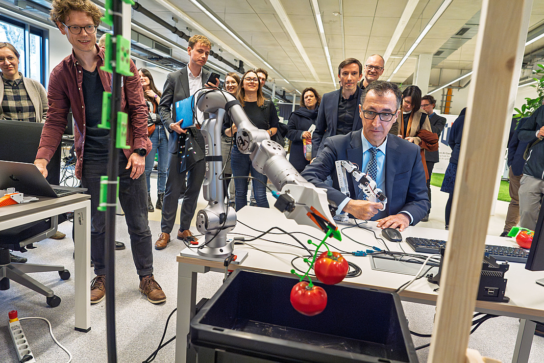 The Federal Research Minister, Cem Özdemir, in the Polybot lab. Image: Wolfram Scheible