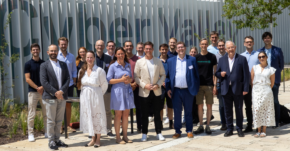 Thumb ticker lg hagel visits cyber valley